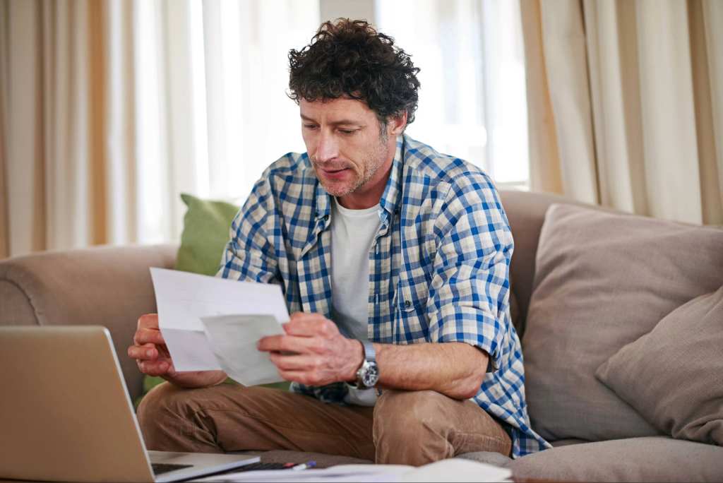 Análise de documentos para pagar a guia da previdência social retroativa e regularizar tempo de contribuição.