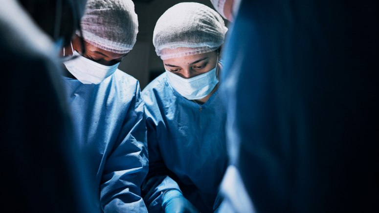 equipe médica realiza artroplastia de resurfacing