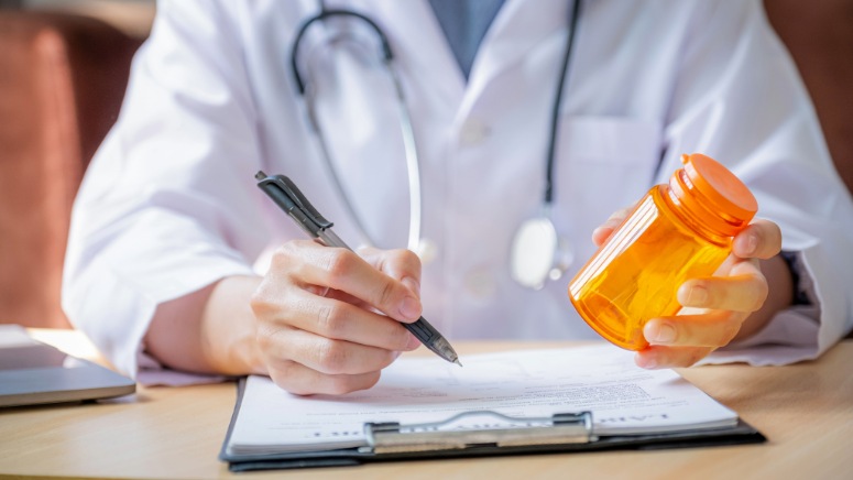 médico prescrevendo tratamento para paciente candidato à artroplastia de resurfacing