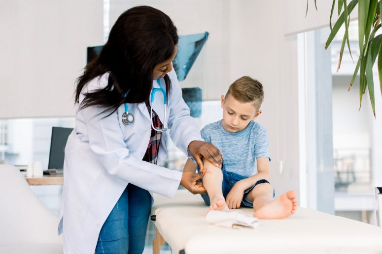 Plano de saúde custear fisioterapia de criança em clínica não credenciada