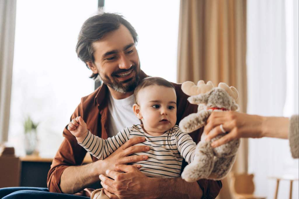 lei amplia licença-paternidade e cria salário-paternidade